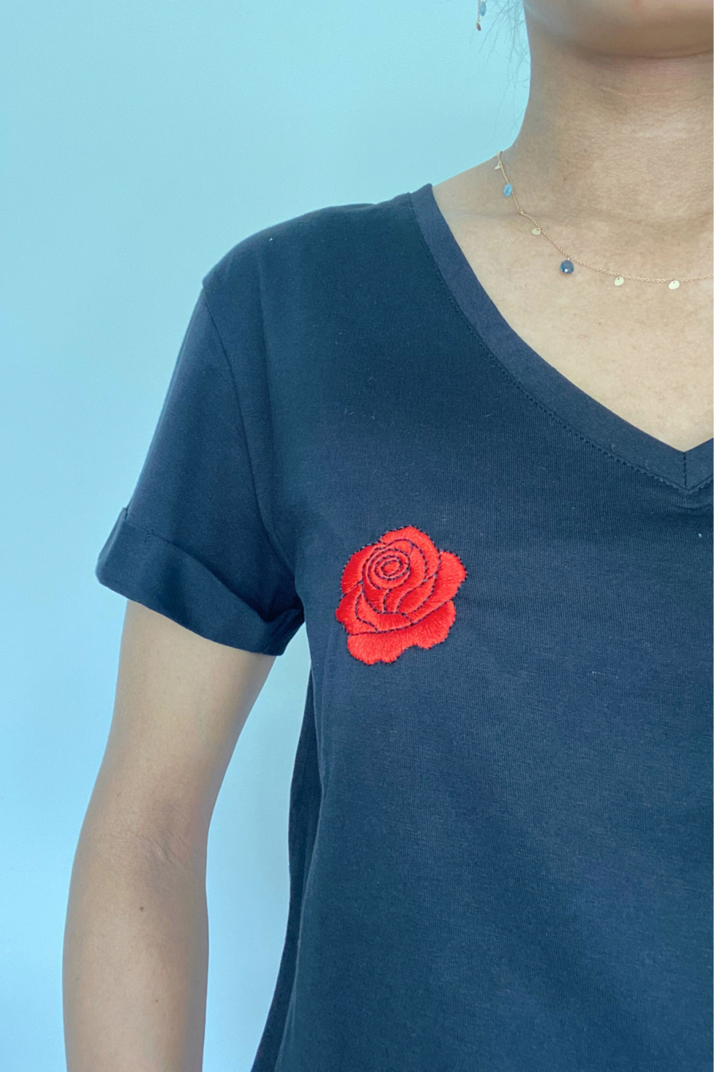 Tee-shirt brodé rose rouge 100% coton bio col V manches courtes colori noir